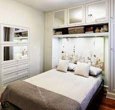 Come dipingere una stanza creando una quando le pareti sono di un colore intenso e gli arredi sono bianchi o di un altro colore chiaro color salvia rilassante per la camera da letto. Small Bedroom Shapes Home Decoration Kleines Schlafzimmer Einrichten Kleines Schlafzimmer Mobelideen