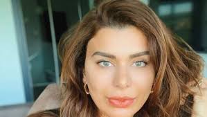 2015 yılında futbolcu alpaslan öztürk ile dünyaevine giren ünlü ismin ikiz kız çocuğu ve bir oğlu bulunuyor. Ebru Sanci Kimdir Nereli Ve Kac Yasinda Ebru Sanci Esi Kim