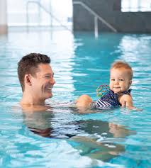 Ab wann kind mit ins schwimmbad ? Schwimmen Sauna Wellness Erlebnisbad Fresch