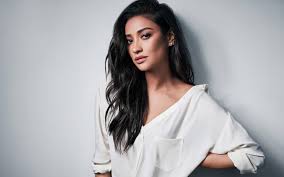 She had a short haircut with a black hair color. Wallpaper Of Actress Black Hair Brown Eyes Canadian Shay Mitchell 1920x1200 Wallpaper Teahub Io