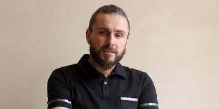 Deux coiffures sur mesure avec le livre coiffure sur. Raphael 34 Ans Comment Je Suis Devenu Le Meilleur Coiffeur Du Monde L Etudiant