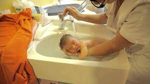 One should take towel, dip it in warm water and then make baby take a sponge bath. Thalasso Baby Bath By Sonia Rochel So Beautiful Baby Water Massage And Bath Baby Bath Baby Massage Baby Spa