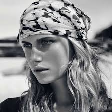 Se i capelli tendono a impigliarsi tra le mani mentre l'annodi puoi indossare la bandana con le estremità legate sopra la testa invece che sulla nuca, per avere un look simile a quello di rosie la rivettatrice.1 x. Bandana Come Indossarla 12 Outfit Super Sexy Roba Da Donne
