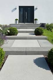 Vianova Stufen Die Schlichte Aber Edle Ausstrahlung Und Die Hochwertigen Oberflachen Aus Natursteinkornung Mach Hauseingang Treppen Hofeinfahrt Treppe Aussen