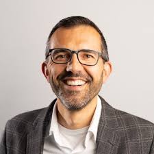 Het is dan wel zondag, maar wij zitten er niet rustig bij! vandaag is de  dag dat Visser Kantoor Efficiency 40 jaar is geworden! hiep hiep hoera! Dat  Harm Harms al 17