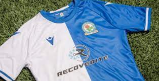 Blackburn (championship) günel kadro ve piyasa değerleri transferler söylentiler oyuncu istatistikleri fikstür haberler. Blackburn Rovers 21 22 Heim Auswarts Trikots Enthullt Nur Fussball