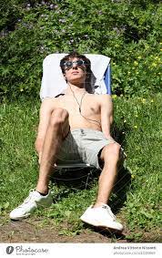 Junge beim Sonnenbad auf einer Sonnenliege mit Platz für Ihren Text - ein  lizenzfreies Stock Foto von Photocase
