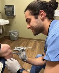 Another successful rural rotation @perhamhealth. Dr. Shai Farhi, PGY2,  administering a #kneeinjection for #chronicpain. 💉Thank you to our alumni  Dr. Lindsay Haugen (2022) and Dr. Matthew Haugen (2020) for hosting.  #graduatemedicaleducation ...