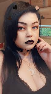 Hi, I'm Tori. I am from central Jersey. I'm a book worm, enjoy catching  flights, and working out.