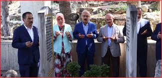 Türk mühendis, ekonomist, siyasetçi ve mevcut türkiye hazine ve maliye . Elvan Cifti Hazreti Hadimi Turbesi Ni Ziyaret Etti Gazete Anadolu