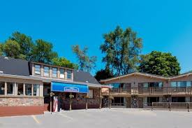 Located just 300 metres away from presidio national park, this hotel offers guest rooms with free wifi. 13 Knights Inn Barrie 150 Dunlop Street West Barrie Canadian Hotel Guide