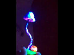 Eisen kronleuchter mit glühbirnen verschönern eisen kronleuchter selber machen basteln deko ideen. Uv Licht Schwarzlicht Deko Youtube