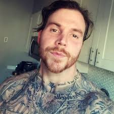 Dee Hull's Instagram, Twitter & Facebook