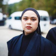 Associate professor dr norazah zahari mpaed (um), fellowship echocardiography(canada), mbbs (aust). 20 Gambar 7 Selebriti Popular Malaysia Berasal Dari Keluarga Berada Tapi Sangatlah Low Profile Berita Steady