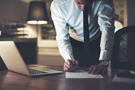 Equipe de marketing analisando estratégias de SEO em escritório moderno