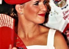 Elixabet Zabaleta Cantinera Escolta Caballería desfilando en 2010