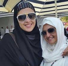 غادرت الفنانة ياسمين عبد العزيز مصر بطائرة إسعاف مجهزة إلى سويسرا من أجل استكمال علاجها بالخارج وذلك بأحد المستشفيات التي لم يعلن عن اسمها، وذلك بعد العملية الجراحية التي أجرتها الشهر الماضي وتسببت في أزمة صحية للفنانة المصرية أعلن عنها زوجها. ÙŠØ§Ø³Ù…ÙŠÙ† Ø¹Ø¨Ø¯Ø§Ù„Ø¹Ø²ÙŠØ² ÙˆØ§Ø¨Ù†ØªÙ‡Ø§ Goimages Park