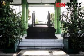 Memperingati hari lahir nike ardilla 27 desember, dik doank juga memberi sumbangan untuk memperbaiki pompa air mushola makam nike ardilla. Momentum Lebaran Makam Nike Ardilla Masih Ramai Dikunjungi Penggemar Idn Times Jabar