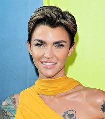 Best hairstyles for broad shoulders. The Best Hairstyles For Women Of Every Body Type