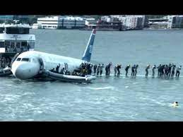 قصة فيلم sully 2016 تدور حول استنادًا إلى قصة حقيقية وقعت يوم 15 يناير 2009، حيث قام الطيار اﻷمريكي (تشيزلي سولنبيرجر) الشهير ب (سولي) بعملية هبوط اضطراري بطائرته. Movie Review Sully 2016