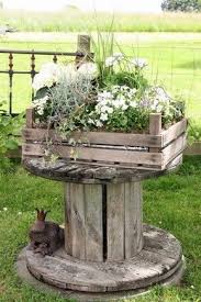 Decorer Le Jardin Avec Des Cagettes En Bois Voici 20 Idees Pour Vous Inspir Arredo Giardino Fai Da Te Giardinaggio In Piccoli Contenitori Idee Giardino Pallet