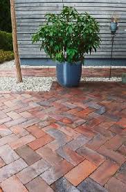 Individuelle Pflasterklinker Werten Den Aussenbereich Auf Perfektion Durch Unregelmassigkeit Garten Pflaster Ziegelsteine Gartengestaltung