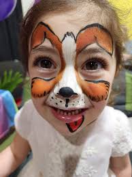 Larissa loves to paint