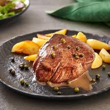 Fatela soffriggere nell'olio, ponendo il tutto in una larga casseruola che possa contenere le bistecche in un solo strato. Filetto Di Vitello Al Pepe Verde Drogheria