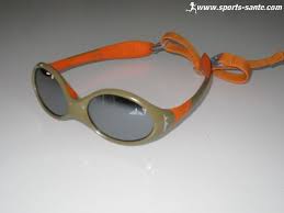 Le fabricant julbo est réputé pour ses lunettes de soleil de qualité pour bébés et enfants. Lunettes De Soleil Pour Bebe Julbo Looping Protection Des Yeux Contre Les Uv