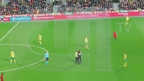 Seterra é um jogo de geografia divertido e educativo que lhe dá acesso a mais de 200 questionários portugal: Adepto Invade Jogo De Portugal Para Tirar Fotografia Com Cristiano Ronaldo Veja As Imagens Futebol Correio Da Manha