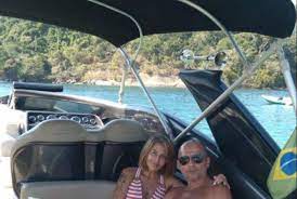 A polícia civil investiga se pode ser de um dos ocupantes do barco onde estava o casal cristiane nogueira da silva, de 48 anos, e leonardo machado de andrade, de 50, desaparecidos em angra dos reis desde o último domingo, 22 de agosto. Ino13qltasdvzm