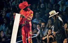 Lil nas x is out here effortlessly giving us much more than we could ever ask for or deserve. Lil Nas X Read His Vma Acceptance Speech From A Scroll And It S Already A Meme
