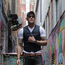 Memakai baju yang ketat akan memperlihatkan cetakan tubuh yang terlalu kurus. 6 Outfit Seksi Yang Pas Buat Kamu Cowok Berbadan Kekar