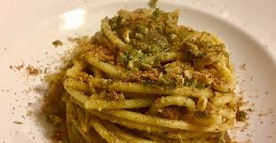 Le sarde, l'uvetta, i pinoli e il finocchietto selvatico. Bucatini Con Sarde Finocchietto Selvatico E Mollica Atturata