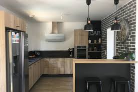 Cuisine Client Cuisine 100 Tendance Aux Inspirations Industrielles Des Codes Tres Marques Comme L Alli Cuisine Noire Et Bois Cuisine Moderne Cuisine Noire