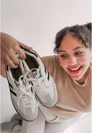 Estabas esperando a que la caja me caiga, ¿verdad? 📦😂 Yo también estoy  esperando que hagas tu compra y te unas a Lottie. 👟✨ ¡No dejes pasar la  oportunidad de tener las mejores zapas de tu vida! 🙌🔥 ¿A ...