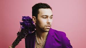 Томас хейден чёрч, джош уиггинс, люк клеинтенк и др. Max Unpacks Blueberry Eyes Collaboration With Bts Member Suga Teen Vogue