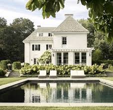 White House With A Big Backyard And Pool For Parties And Entertaining White Hydrangea Bushes Lounge Furniture Around The Hauswand Architektur Aussengestaltung