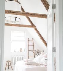 Dachgeschoss Schlafzimmer Mit Deko Leiter In 2020 Schone Schlafzimmer Dachboden Wohnzimmer Und Weisse Bettwasche