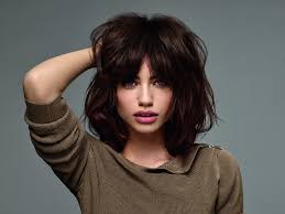 Versatili, facili da modellare e ideali per realizzare il tuo stile da sogno, i capelli di media lunghezza sono tutto fuorchè poco interessanti. Come Tagliare I Capelli In Base Alla Forma Del Corpo E Del Tuo Viso The Wom Beauty