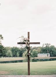 Wooden Cross With Flowers As Wedding Ceremony Backdrop Photo Allison Kuhn Photography Ceremony Backdrop Wedding Ceremony Backdrop Diy Wedding Backdrop