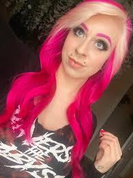 I wanna put her hairs behind her ear & tell her you're pretty. ♡