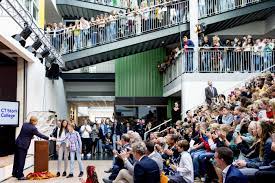 Het bezoek stond in het teken van de leraar en het opleiden van toekomstige leraren in de school, maar tot een kwartier van tevoren wist niemand dat de koning zou komen. In Beeld Koning Willem Alexander Bezoekt Hengelo Foto Tubantia Nl
