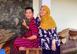 Menurut rozita, dia sudah beberapa kali menegur anaknya itu sehingga pernah dipadam aliff di instagram. Lucu Lihat Reaksi Bonda Rozita Selepas Dengar Lagu Aliff Syukri Murai My