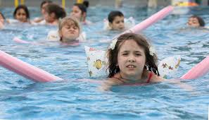 Erfahre hier, was dein kind im schwimmkurs lernt und wie es sein seepferdchen machen kann. Statt Schwimmkurs 9 Tipps Wie Kinder Garantiert Schwimmen Lernen Express De