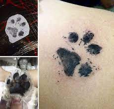 hundepfotenabdrucke machen die pawesome tatowierungen aller zeiten und hier ist der beweis 10 tatowierung pfoten tattoo pfotenabdruck tattoo pfoten tattoo hund