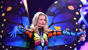 Das quokka und der flamingo waren als letzte verbliebene auf der bühne, dann kam die entscheidung. The Masked Singer Der Schmetterling Ist Susan Sideropoulos