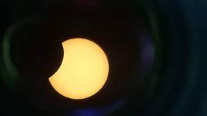 Une éclipse solaire totale, visible partiellement dans toute la belgique et ailleurs en europe, se produira vendredi, la plus importante à contempler dans le pays depuis août 1999. Nzgkdhocpubuim