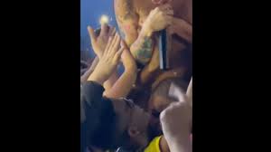 VÍDEO: MC Pipokinha é assediada por público, que apalpa seu corpo e tenta  arrancar sua roupa | Revista Fórum