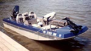 However, it has large floats on the side which makes it a smaller version of a pontoon boat. 15 Bass Boat Bass Fishing Boat Boatdesign